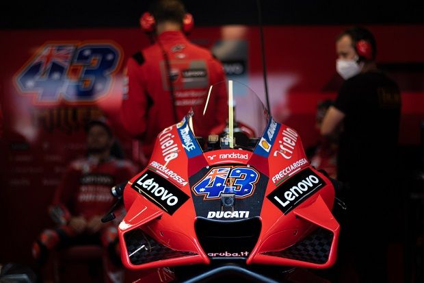 MotoGP: Valentino Rossi tallona Marquez per la vittoria al Mugello