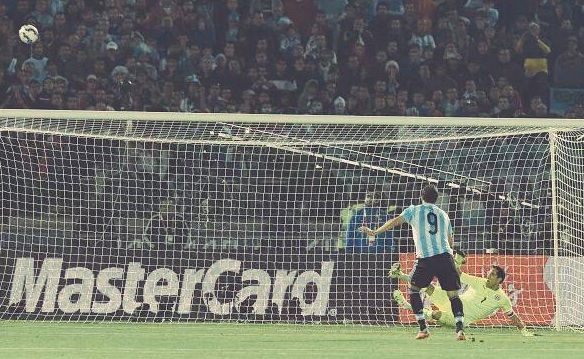 Higuain, undici metri di delusione: è la barzelletta del web