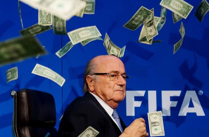 Pioggia di banconote su Blatter, contestato in conferenza stampa