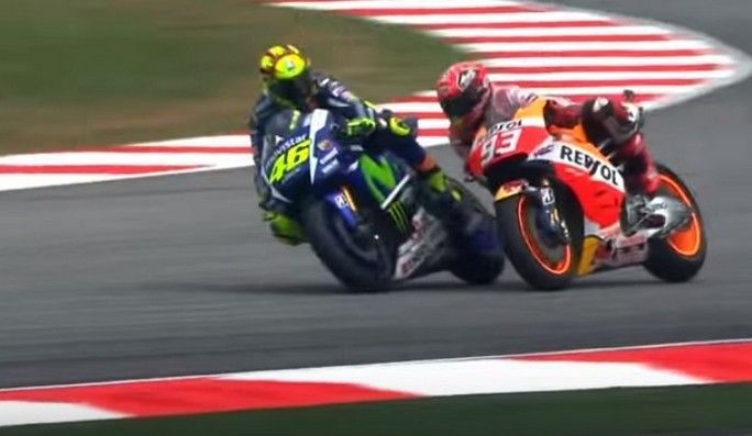 Moto: Gp Malesia, vince Pedrosa e Rossi la combina grossa