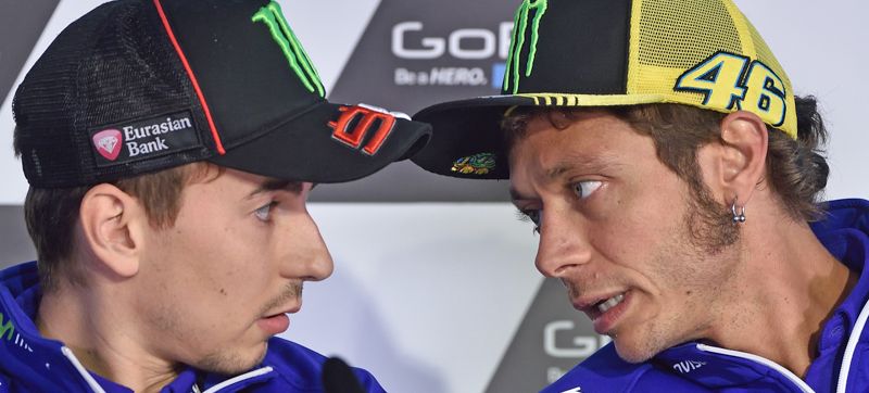 Moto: Gp Valencia, Rossi è eroico ma Lorenzo vince ed è campione