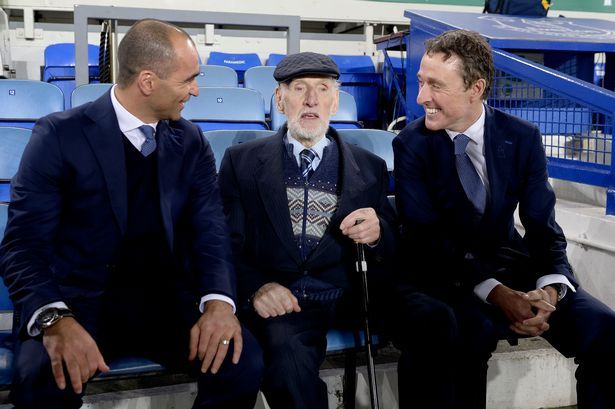 Il tifoso più antico dell’Everton in panchina con Martinez