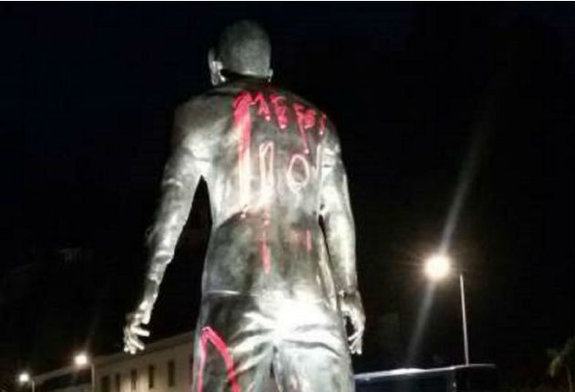 Statua Ronaldo a Funchal: vandali la sfregiano per Messi