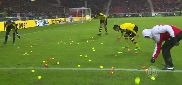 Palline da tennis in campo: protesta per il caro biglietti degli ultras del Borussia Dotmund