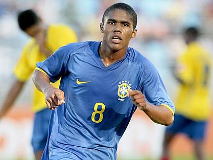 Il Brasile perde Douglas Costa, al suo posto c’è Kakà