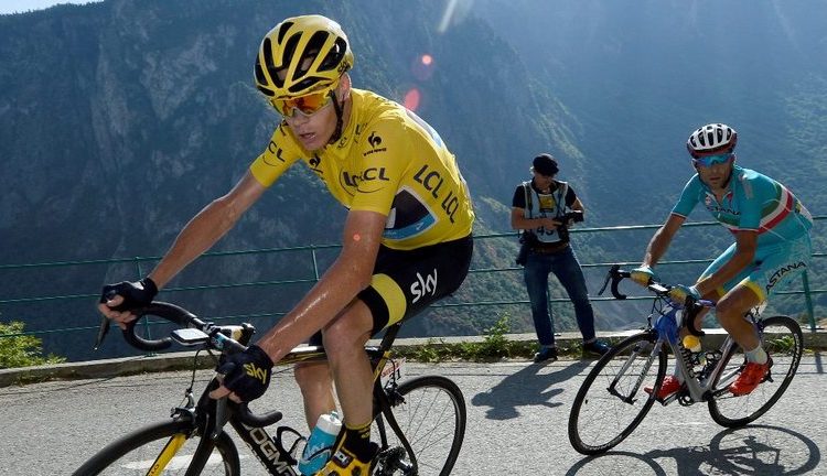 Tour de France, Froome cade, si fa male ma resta in maglia gialla. Oggi penultima tappa da Megève a Morzine