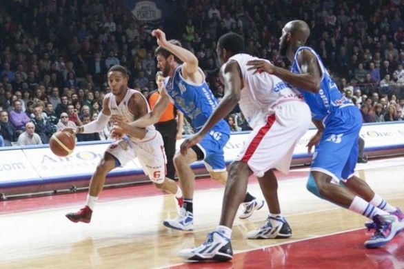 Basket, serie A: chiudono la prima giornata Sassari-Varese e Cremona-Pistoia