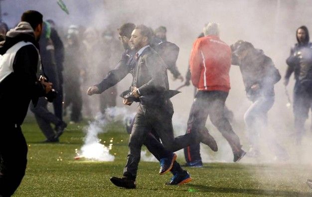 Ancora violenza e intimidazioni: sospeso il campionato greco