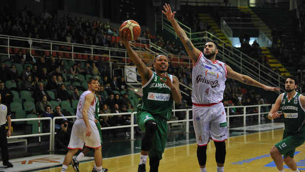 Legabasket A, sfide al vertice tra Avellino-Reggio Emilia e Milano-Sassari