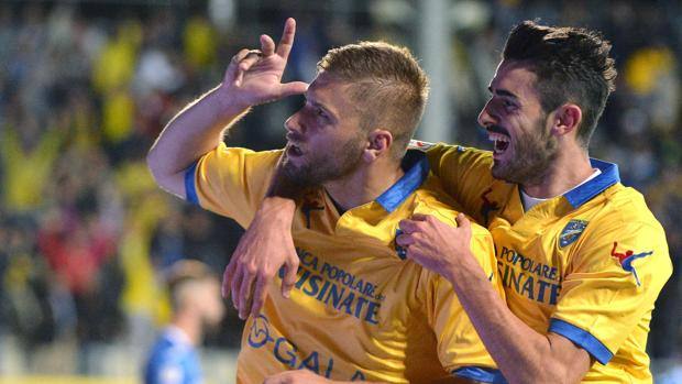 Serie B, il Frosinone tenta la fuga in attesa del posticipo domenicale