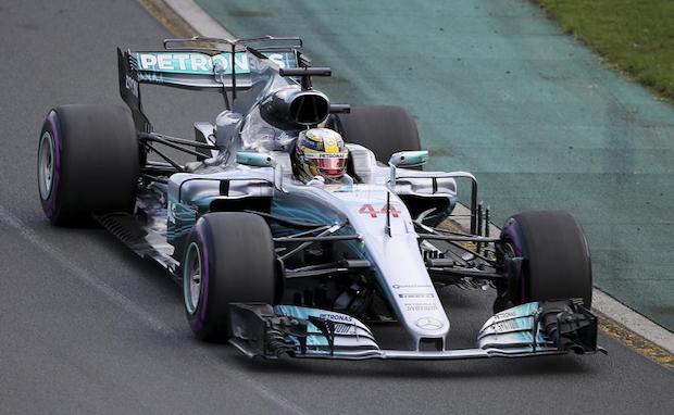 Formula 1, nuova stagione vecchie abitudini. Pole numero 62 per Lewis Hamilton