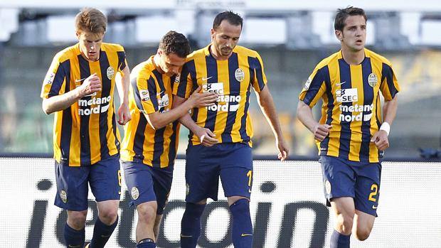 Serie B: il Verona tenta la scalata verso la vetta, il Cosenza riuscirà a fermarlo?