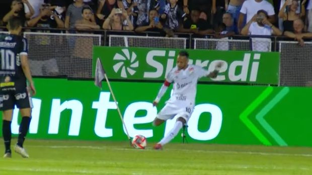 I tifosi lo fischiano e Neymar li zittisce con un gol da calcio d’angolo (VIDEO)