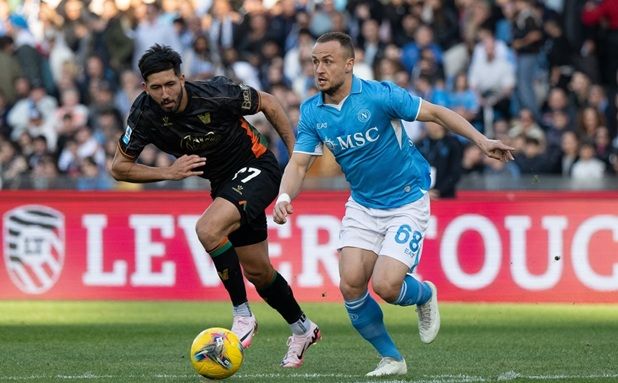 Ellertsson e Lobotka