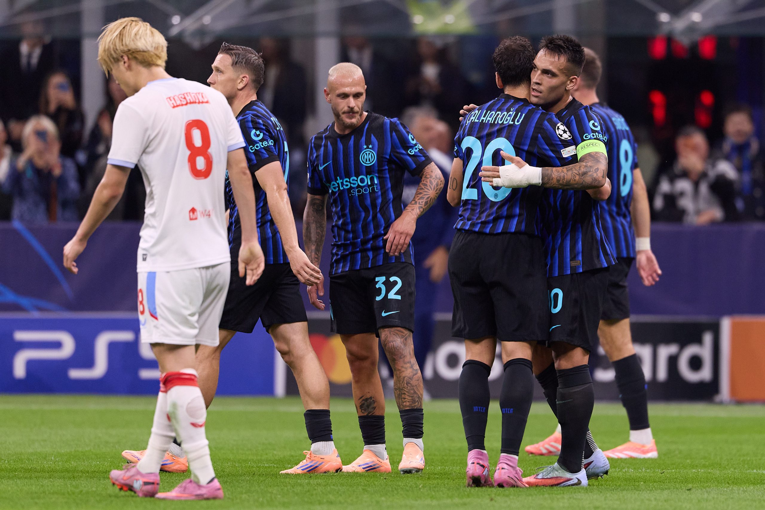 Lautaro Martinez e Hakan Calhanoglu si abbracciano dopo un gol nel 3-0 allo Slavia Praga in Champions League