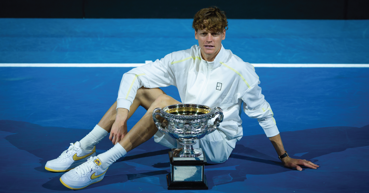 Sinner con la coppa dell'Australian Open