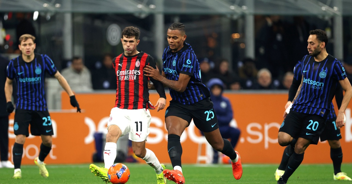Pulisic e Akanji a contrasto durante il derby tra Inter e Milan