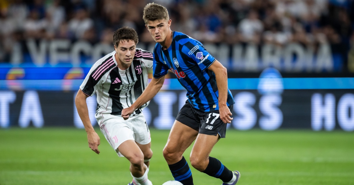 Charles De Ketelaere e Kenan Yildiz a contrasto durante un match tra Atalanta e Juve