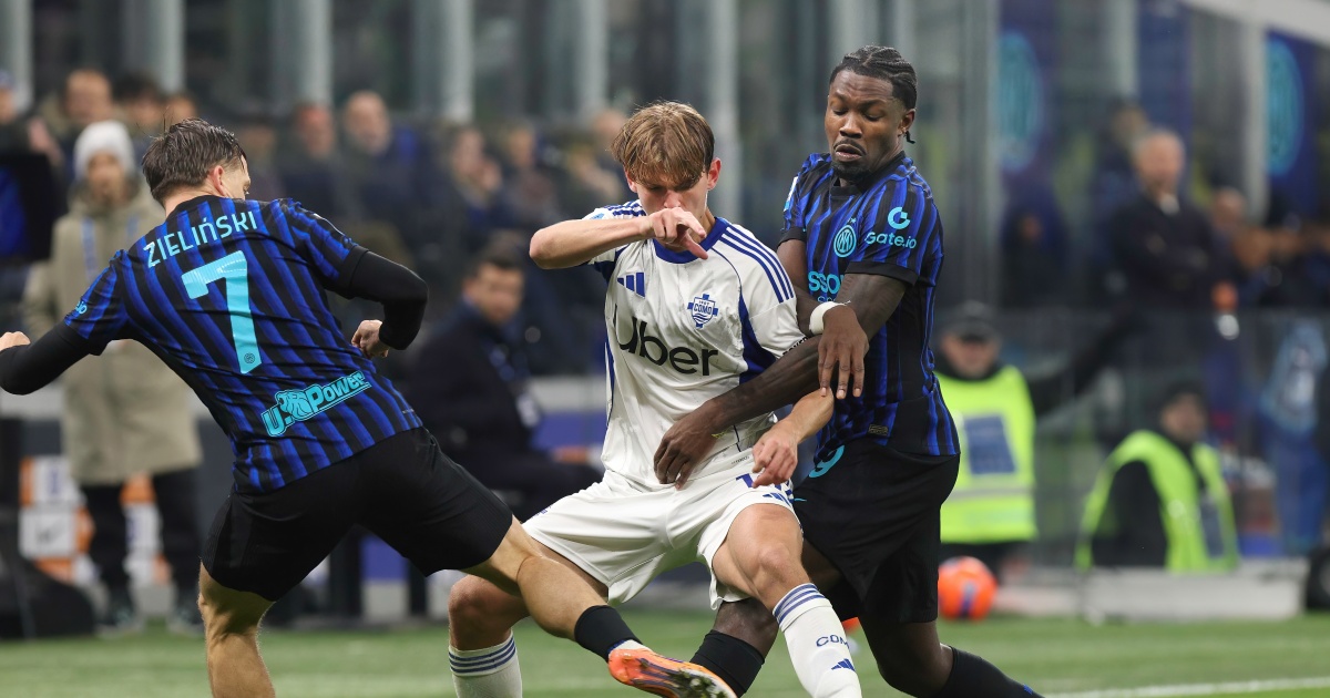 Nico Paz a contrasto con Marcus Thuram e Piotr Zielinski durante la sfida tra Inter e Como