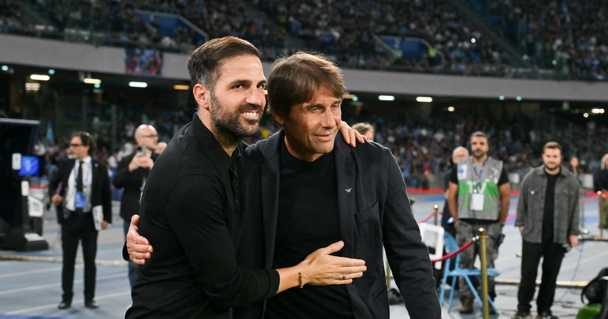 Fabregas e Conte si abbracciano prima della sfida tra Napoli e Como al Maradona