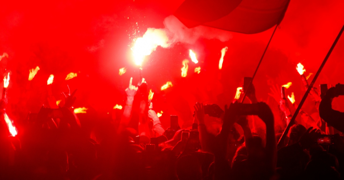 Fumogeni tra i tifosi