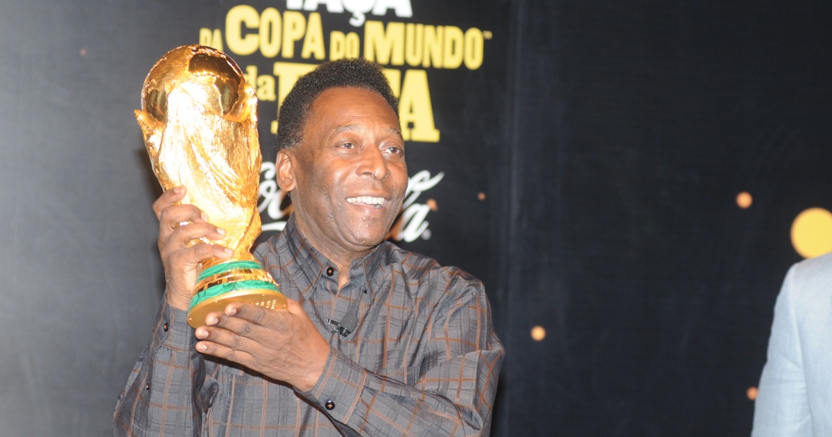 Pelé con la Coppa del Mondo