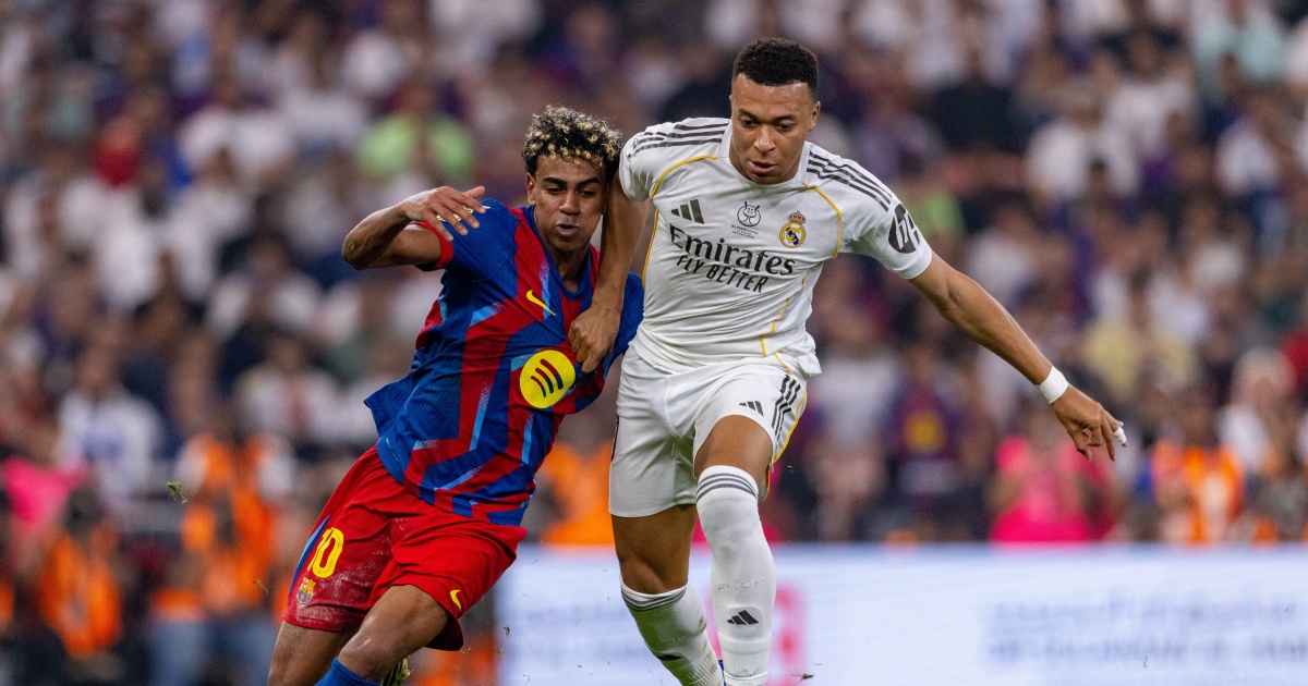 Lamine Yamal e Kylian Mbappé a contrasto durante un Clásico tra Barcellona e Real Madrid